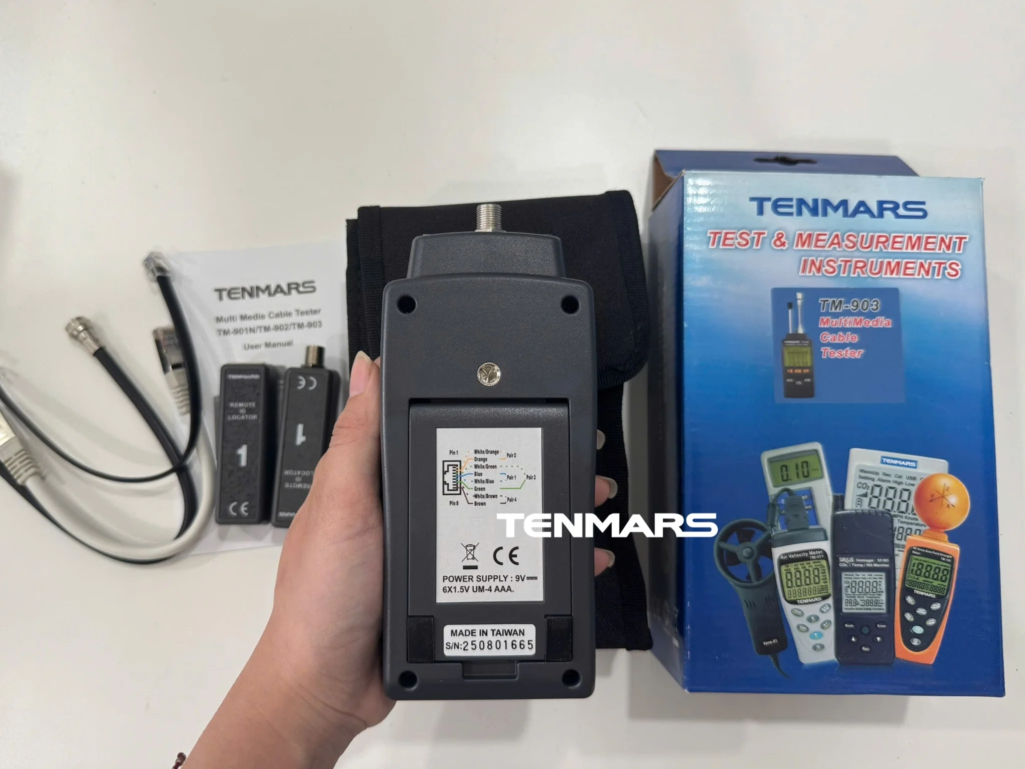 Thiết bị kiểm tra cáp mạng Tenmars TM-903 11 Ảnh chụp mặt sau Tenmars TM-903 khay chứa pin và tem nhãn