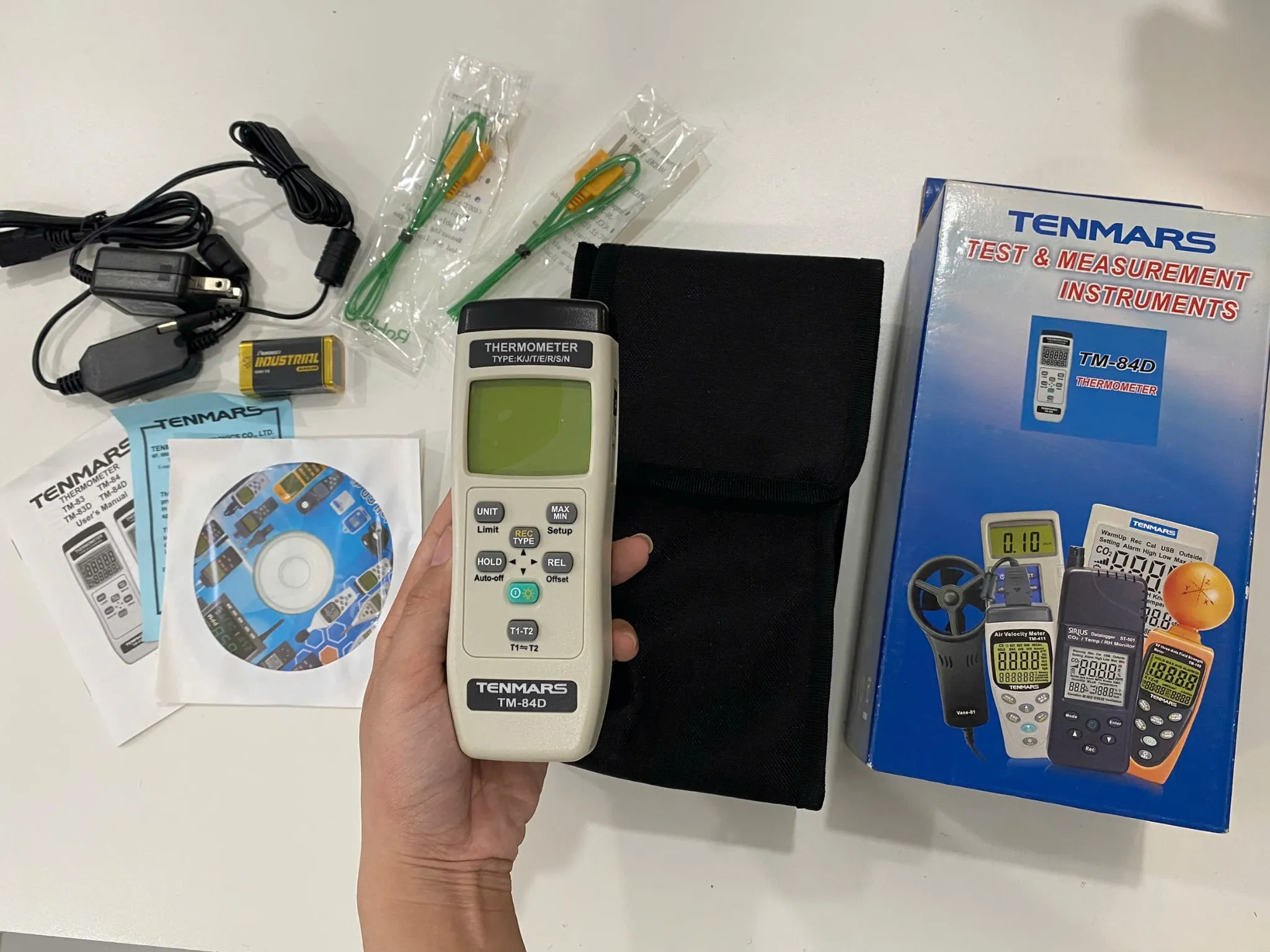 Nhiệt kế tự ghi Tenmars TM-84D 10 Mặt trước thiết bị nhiệt kế tự ghi Tenmars TM-84D màn hình rõ nét